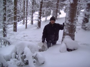 Ja - podszas wędrówki w Górach Sowich szukając miejsca na zbudowanie szałasu (02.2012)