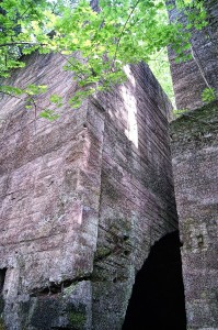 Wejście do kruszarni w starym kamieniołomie w Górze Włodzickiej (fot. Levy)