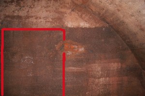 Zabetonowane wejście w kruszarni starego kamieniołomu, z prawej strony kawałek jest rozkuty, widać futrunę ceglaną, podobna jak w sztolni Helmuth (fot.Levy, obróbka Ja )