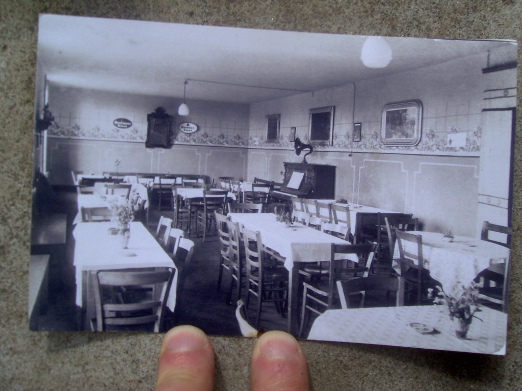 Stara fotografia wnętrza restauracji na Górze Włodzickiej (fot. Ja)