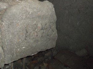 W podziemiach tunelu transportowego w Gorze Włodzickiej znaleźliśmy taki oto datownik.. (fot. JA)