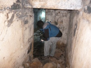 Danny Williams wewnątrz bunkra w świerkach (fot. Paweł J.)