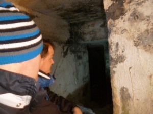 W zasypanym bunkrze przy kamieniołomie w Świerkach (11.2013)