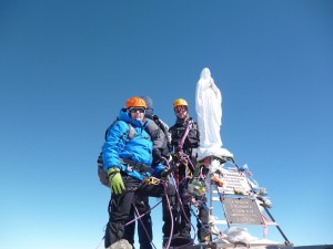 JA z kolegami na szczycie obok figurki (Gran Paradiso - 2013 rok)