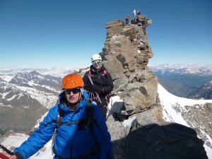 Właśnie schodzę ze szczytu (w tle widać figurkę na szczycie) - Gran Paradiso (Włochy - 2013)