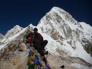 JA na szczycie Kalapathar (5550 m.n.p.m.) w Himalajach. W tle 7-tysięcznik PUMORI (7165 m)