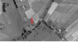 Fragment zdjęcie lotniczego z 1958/59 roku (czerwoną strzałką zaznaczony domniemany obóz jeńców)