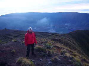 Na wulkanie Tambora, za mną krater wulkanu, najgłębszy na świecie !!