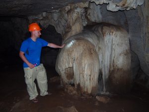 W jaskini lustrzanej w Indonezji